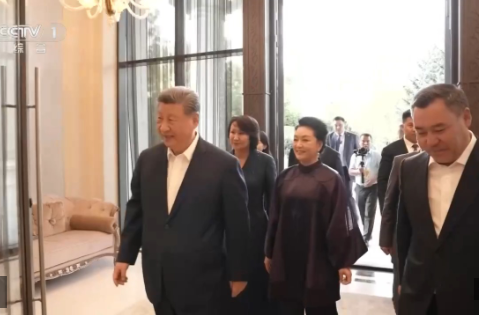 习近平同吉尔吉斯斯坦总统小范围晤谈