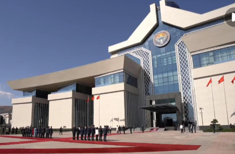 国家主席习近平出席吉尔吉斯斯坦总统扎帕罗夫举行的欢迎仪式