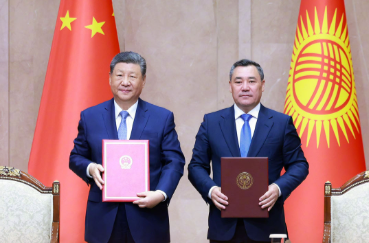 此行间·中吉元首出席签字仪式，现场响起长时间热烈掌声