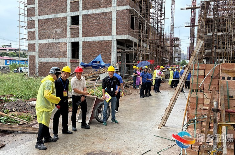 [望春门街道]多方联动“亮剑”违建 三户超高建筑两小时速拆