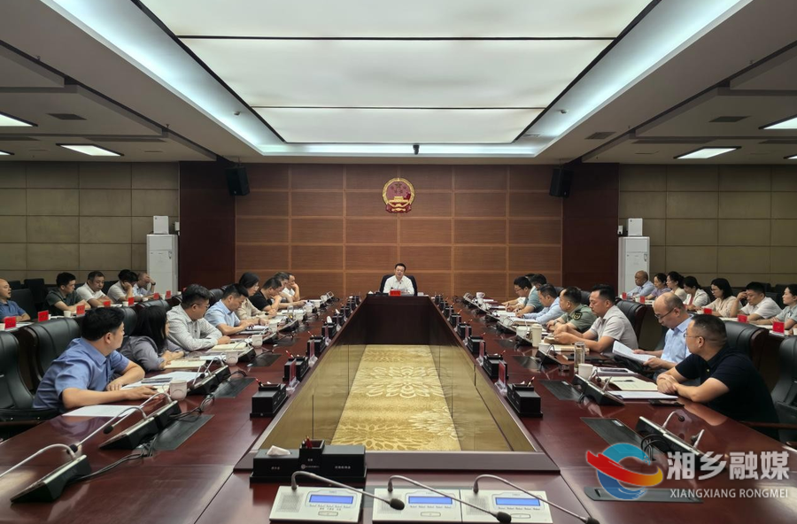 谭何龙主持召开九届市委理论学习中心组第一次集体学习