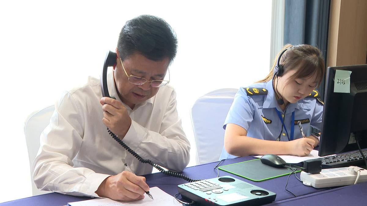 省第一生态环境保护督察组组长曾智夫担任“接线员”