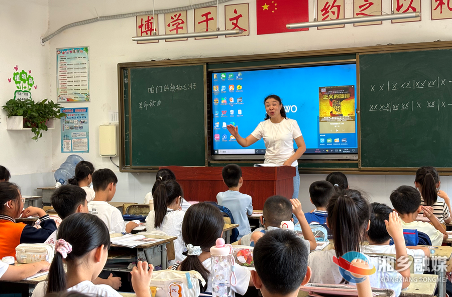 【身边的好老师】刘灿：以声育人 让童声 "唱" 响未来