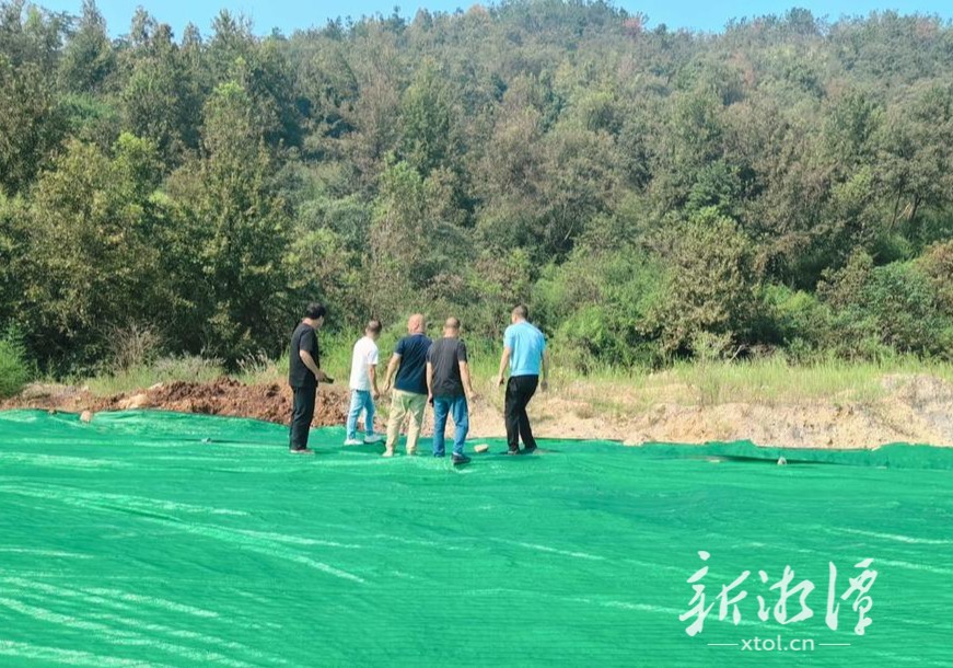 龙洞水库库尾堆放不明固废，生态环境部门立案查处