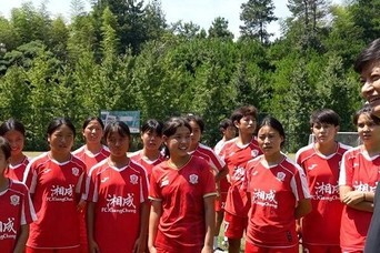 为大山里的足球少女加油！湘籍企业家到访湘成女足训练基地