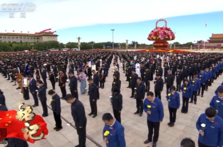 独家视频丨全场肃立 向为中国人民解放事业和共和国建设事业英勇献身的烈士默哀