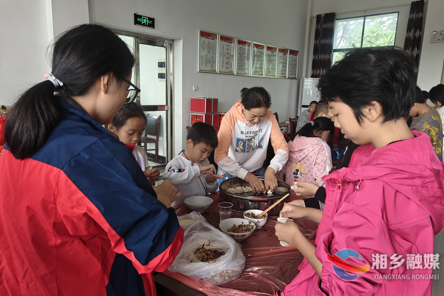 湘乡市龙城志愿者协会：国庆陪伴 情暖困境儿童