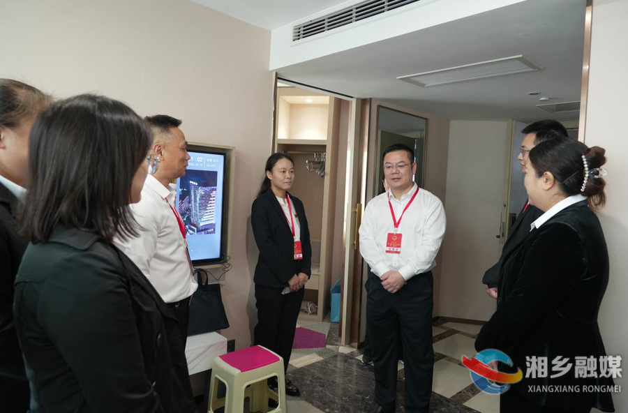 谭何龙 唐宁等市领导看望出席湘乡市十届人大一次会议的人大代表