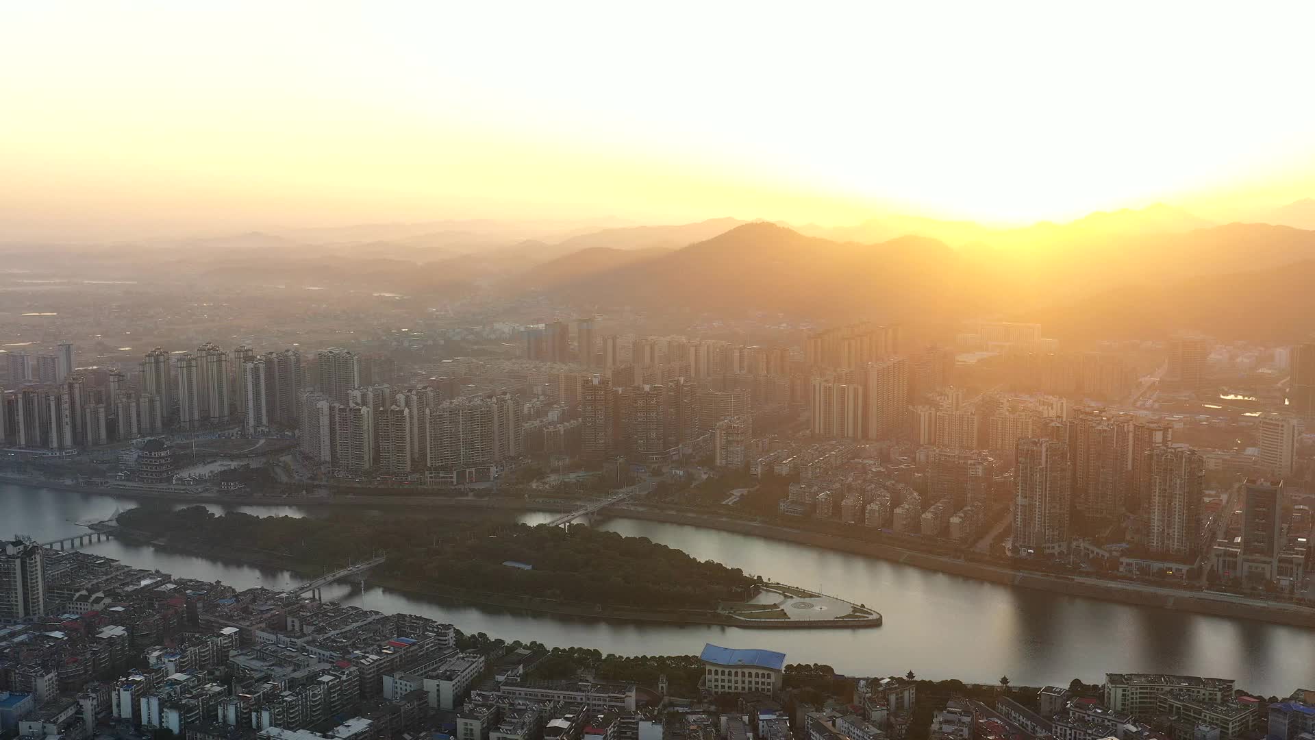 致敬照亮这座城市的每一束光！