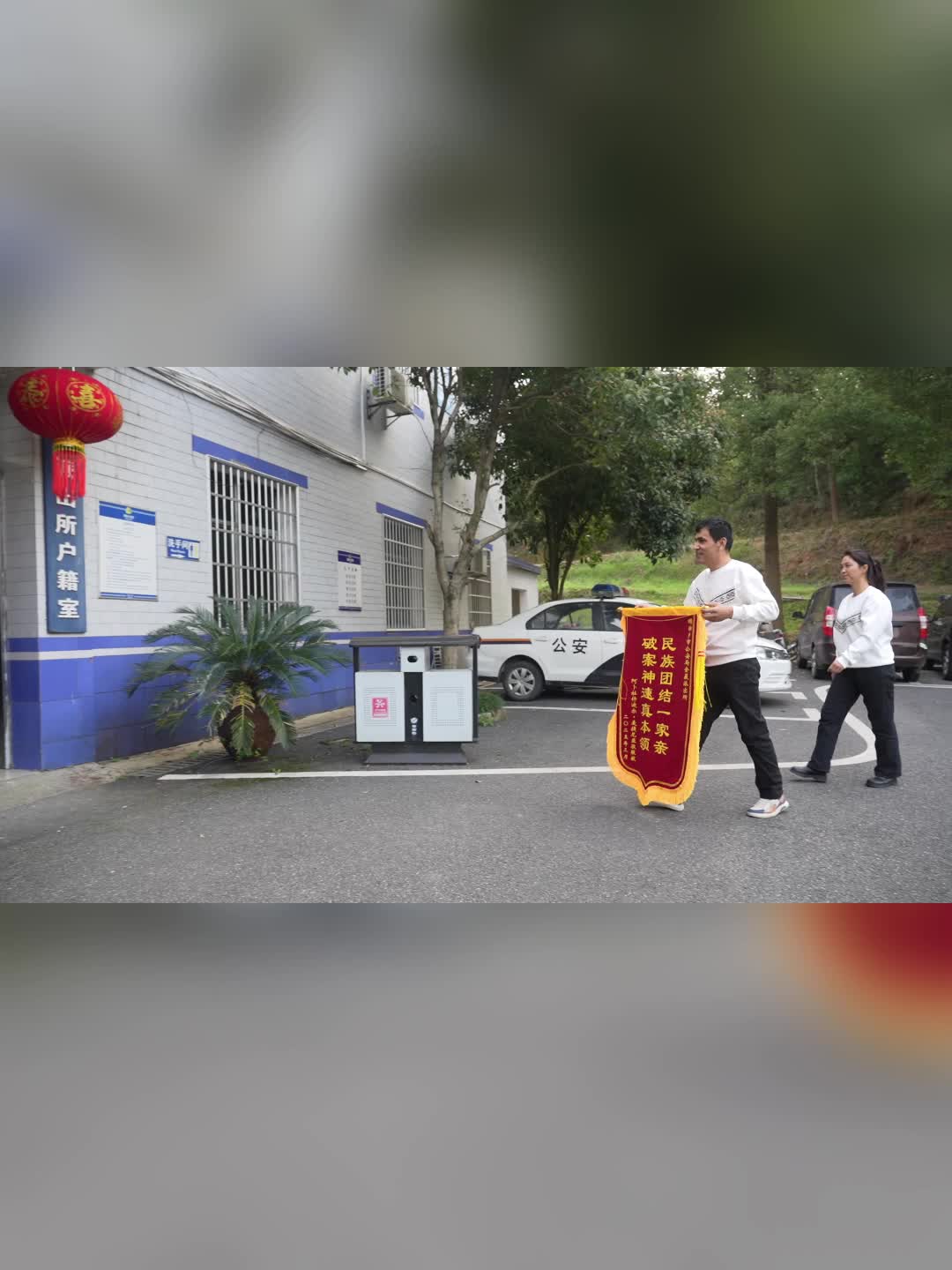 火速找回被盗羊肉串  新疆商户欢歌热舞谢民警