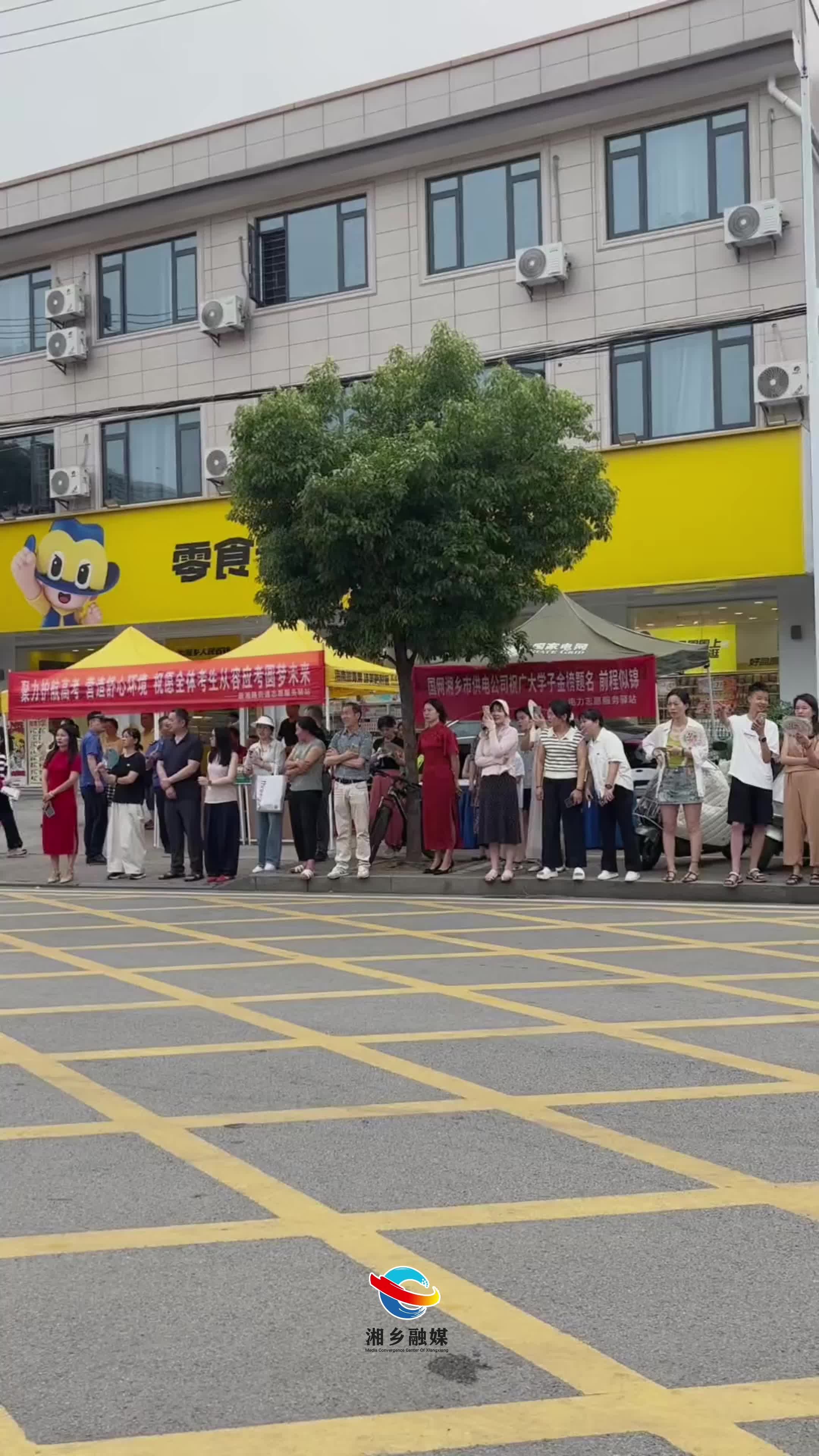 送考现场 祝福拉满 场外的陪伴是考生最踏实的底气