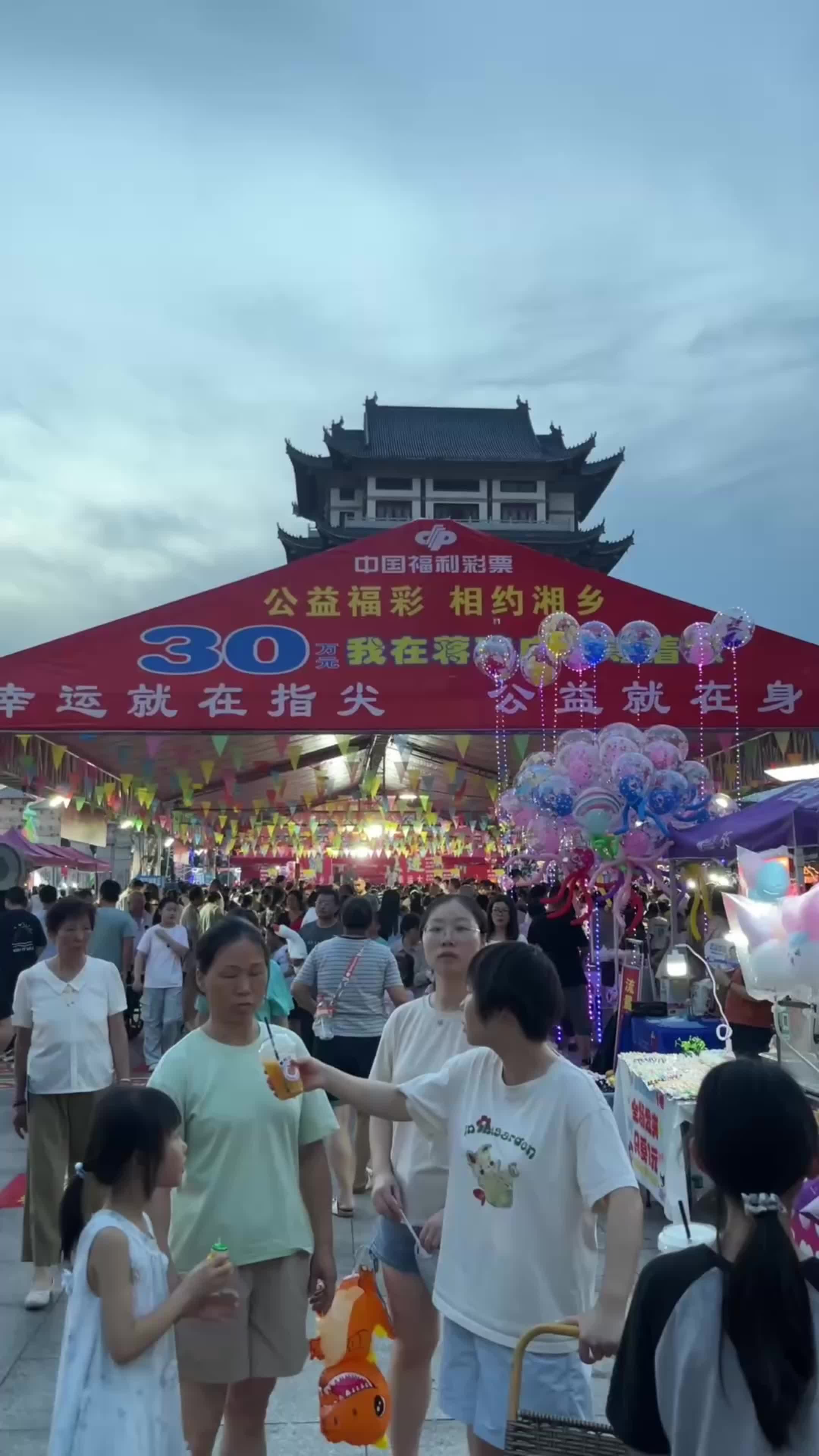 刮奖+美食+游乐+表演！蒋琬广场的夏夜  烟火气直接拉满