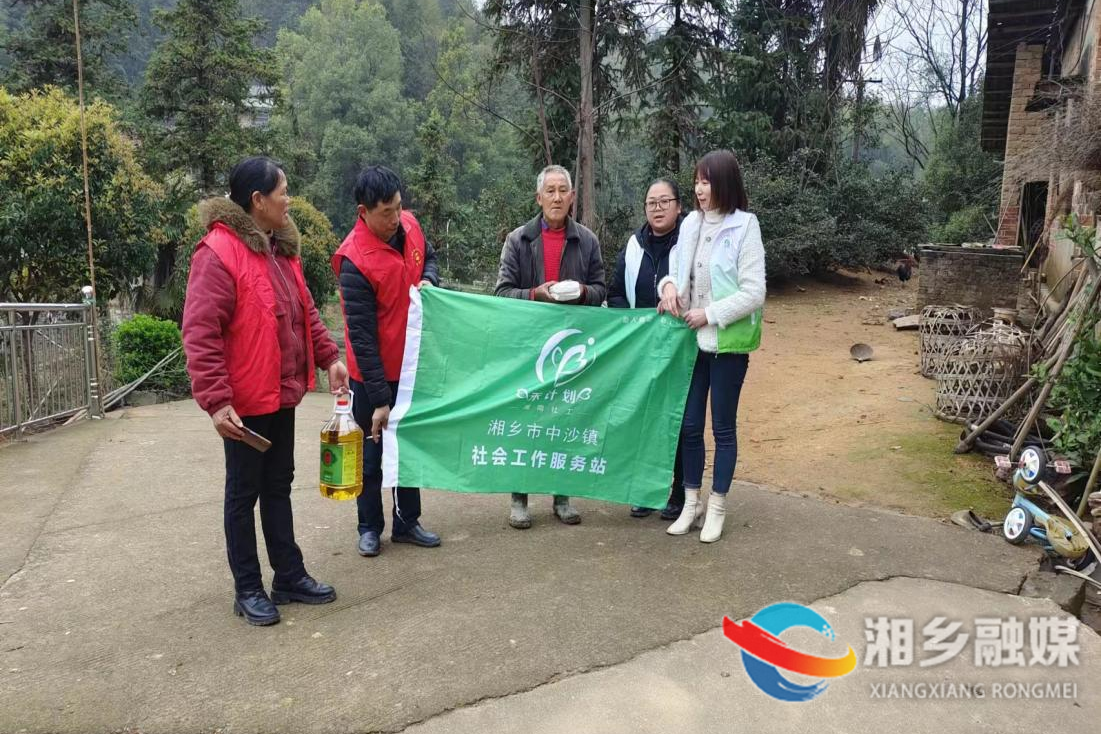 [中沙镇]组织社工开展 “五社联动”关爱空巢老人活动