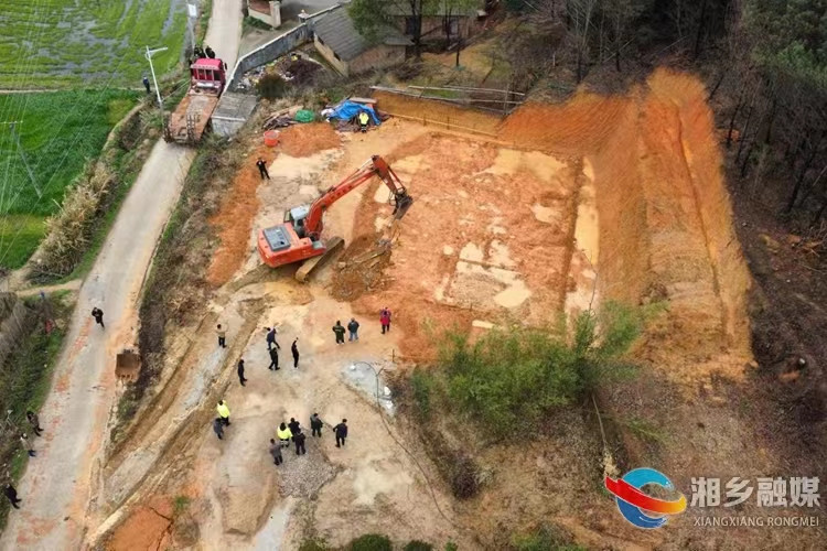 [月山镇]推动拆违治乱 优化生活环境