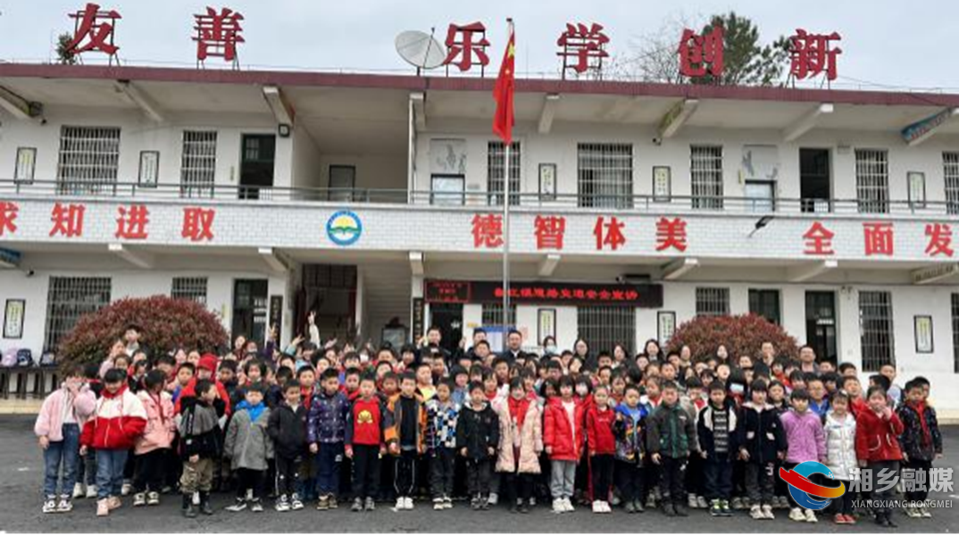 [翻江镇]道路交通安全进校园  人大代表在行动