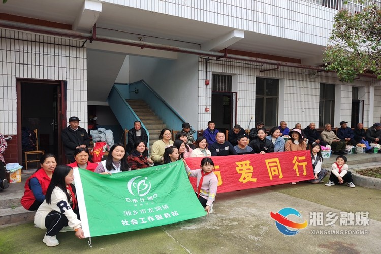 [龙洞镇]与爱同行 “一老一小”绽笑颜
