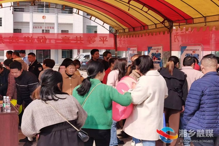 [潭市镇]企业招工进乡镇 专场招聘促就业