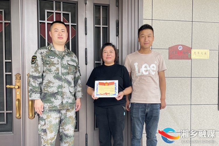 [育塅乡]光荣牌匾送家门 拥军优属显关怀