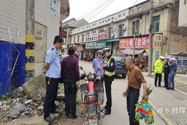 [翻江镇]开展道路交通安全执法行动