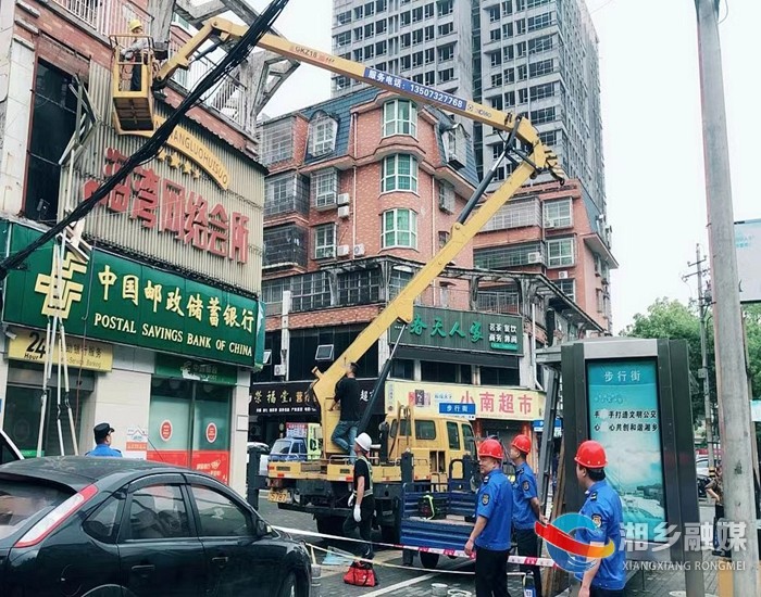 [城管局]拆除破损广告 消除安全隐患