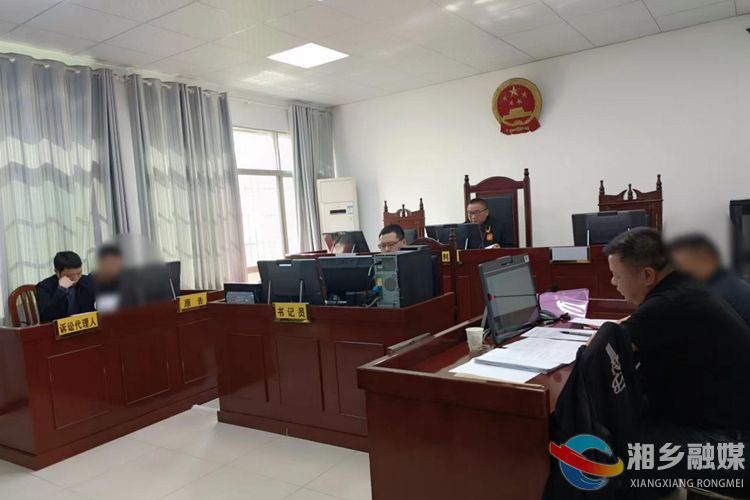 湘乡：人大代表旁听庭审 阳光司法“零距离”