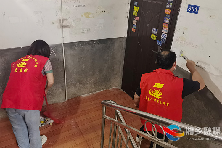 [望春门街道]铲除“牛皮癣” 我们在行动