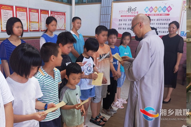 [望春门街道]“六一”慰问暖童心 爱心传递送温暖