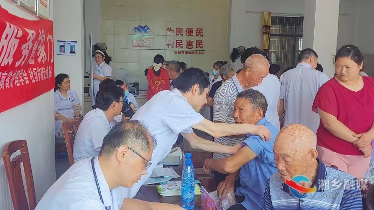 [卫生健康局]开展爱心义诊 健康服务送到家门口
