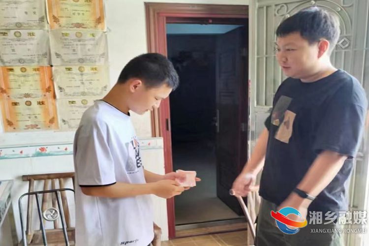 [金石镇]情系困难学生 走访慰问暖人心