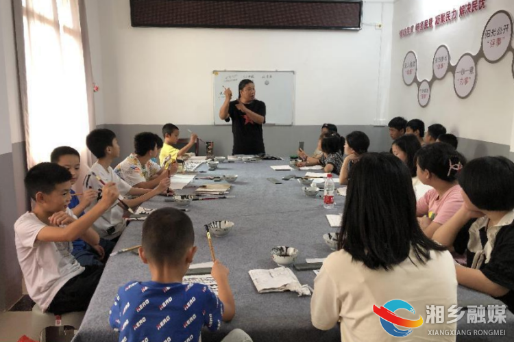 [白田镇]书法课堂进社区 翰墨飘香润童年