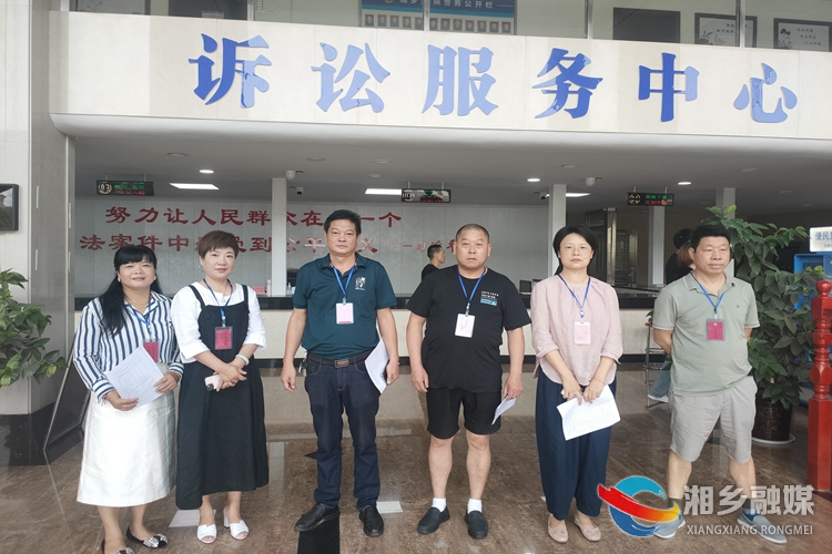 [新湘路街道]人大监督进法院 旁听庭审“零距离”