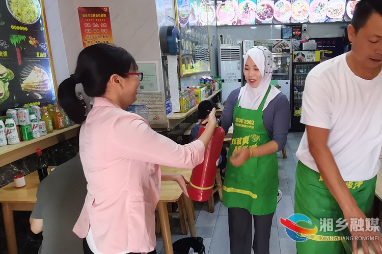 [望春门街道]免费发放灭火器 消防安全送到家