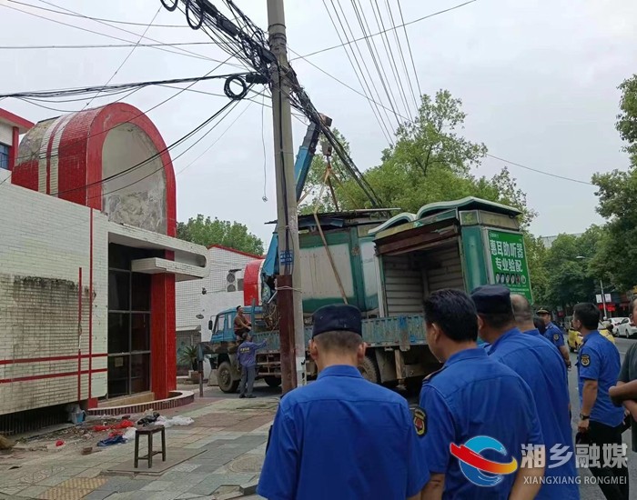 [城管局]依法拆除破损邮政报刊亭 助力城市文明形象提升