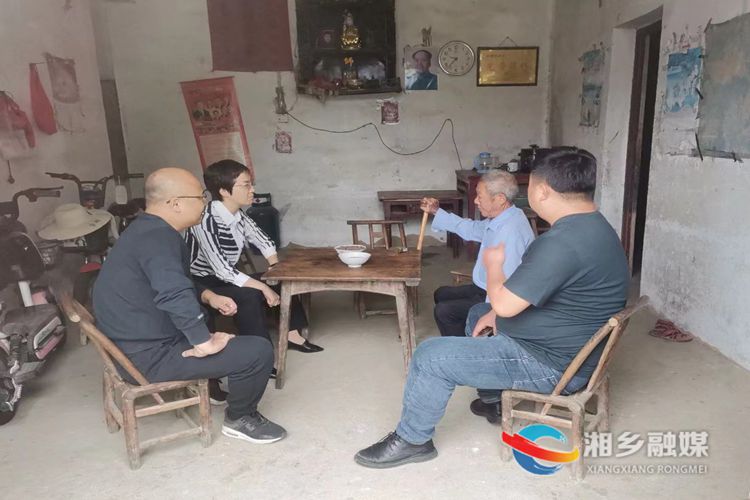 [梅桥镇]中秋国庆慰问 情暖失独老人