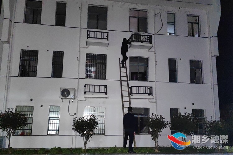 [公安局]暖心！耄耋老人被困阳台 他化身“蜘蛛侠”将其救出