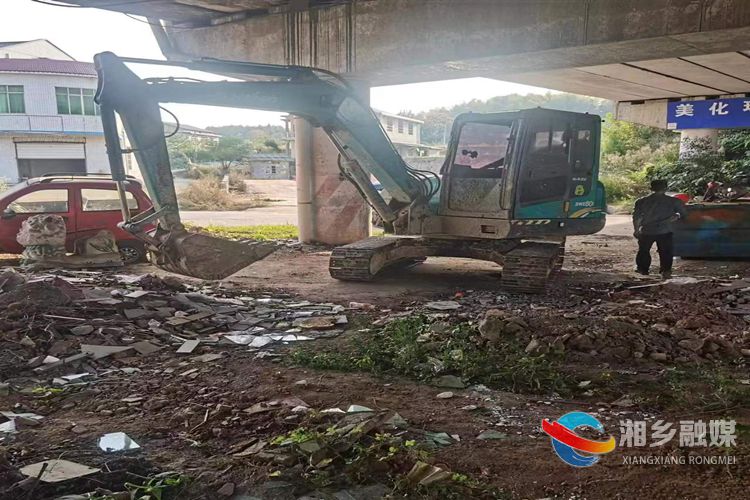 [金石镇]清理建筑垃圾 净化人居环境