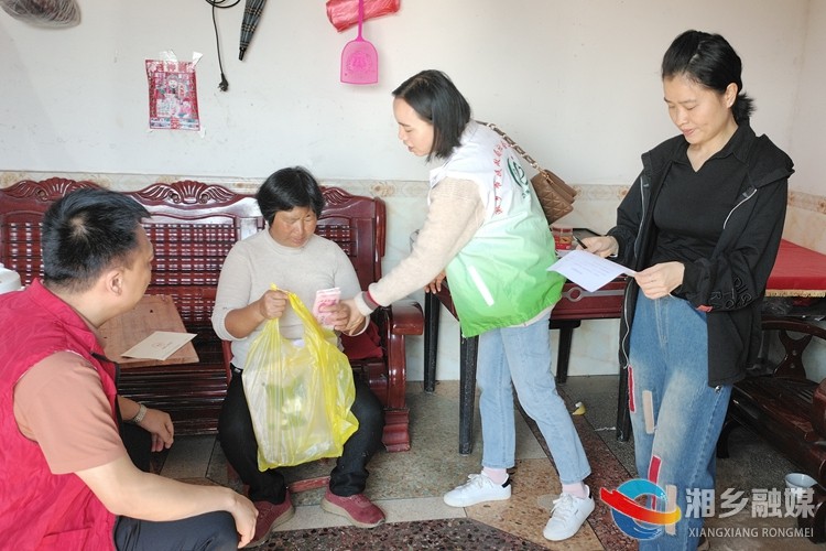 [东郊乡]走访慰问困难学生 志愿关爱情暖人心