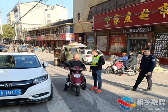 [虞唐镇]开展“一盔一带”文明交通劝导活动