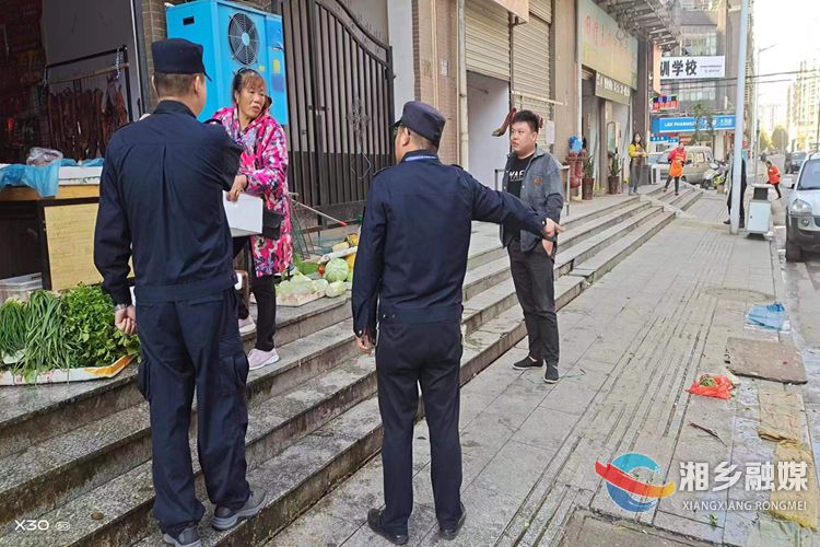 [东山街道]重拳出击 坚决对马路市场说“不”