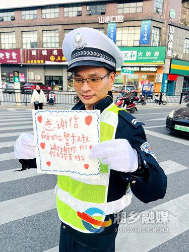 [公安局]交警街头执勤 意外收到暖心“礼物”