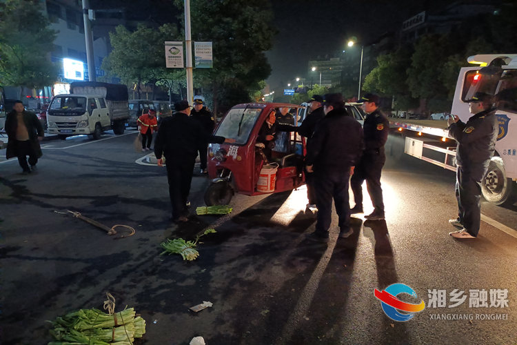 [城管局]“凌晨行动”整治马路市场