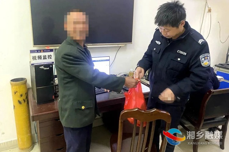 [公安局]一男子偷腊肉准备过“肥”年 还在闻味儿就被抓