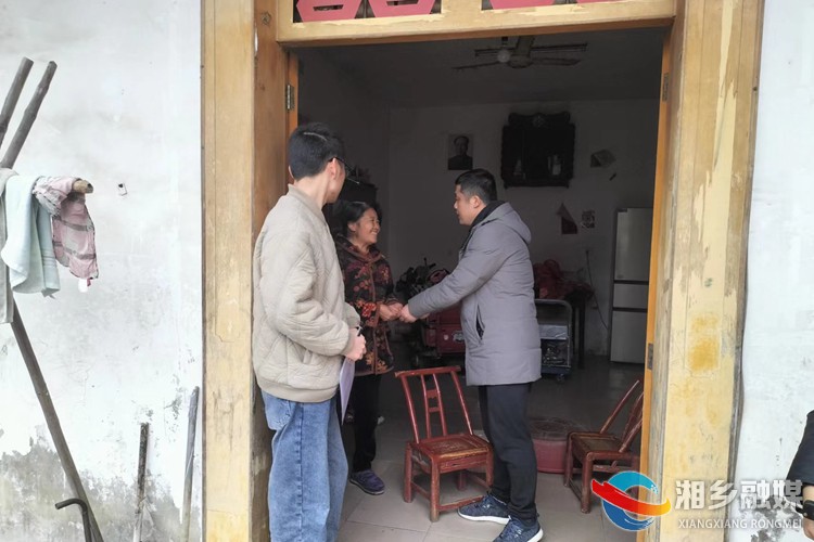 [东郊乡]情暖千万家 团委走访慰问困难团员