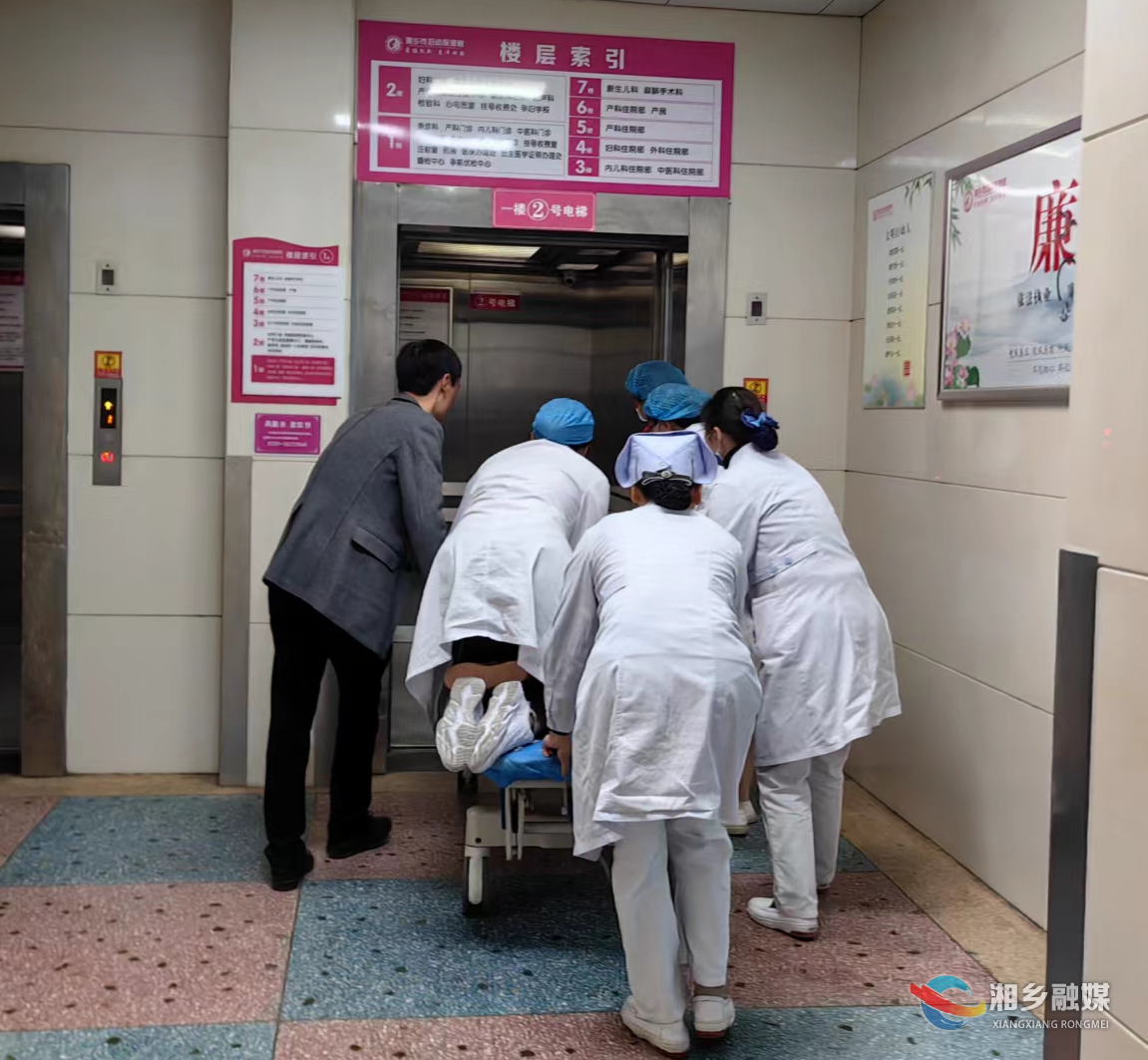 [妇幼保健院]胎儿命悬一线 “生死时速”12分钟成功抢救