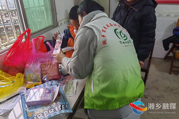 [龙洞镇]慰问困境儿童 寒冬暖人心