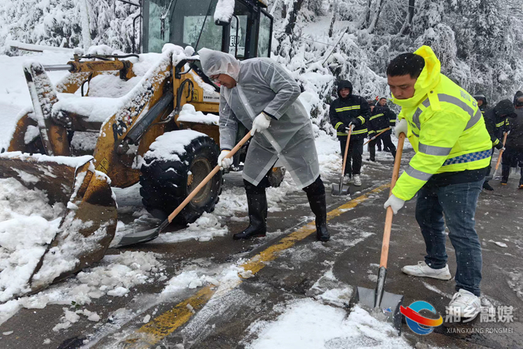 [中沙镇]瑞雪悄然至 除雪保畅通