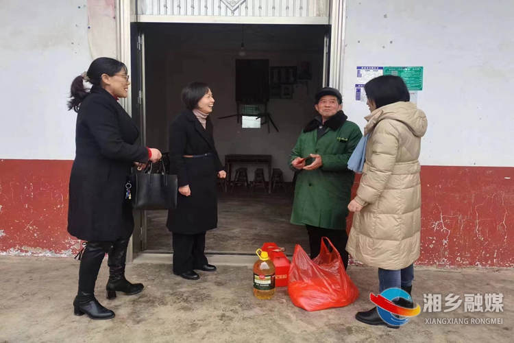 [金石镇]温情走访送祝福 节前慰问暖人心