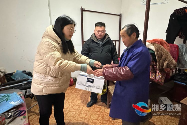 [龙洞镇]人大代表走访慰问困难群众