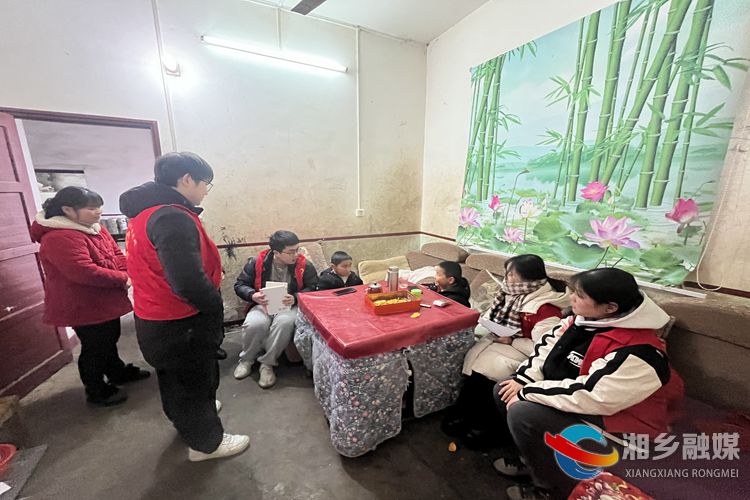 [棋梓镇]爱心护雏鹰 关怀伴成长