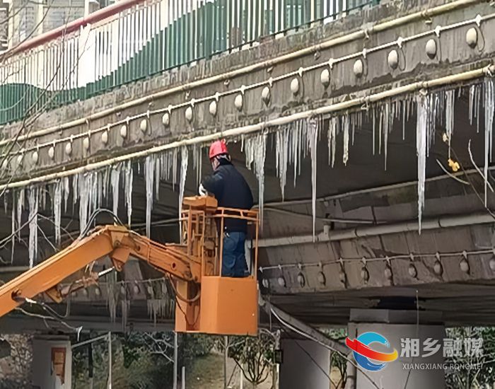 [城管局]碎冰行动除隐患 安全出行保平安